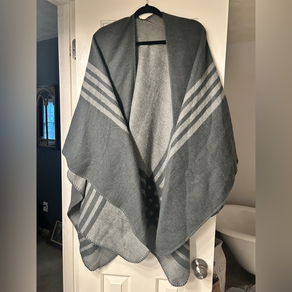 BB Dakota Gray Striped Plaid Blanket Cape Poncho Shawl Women's One Size - Picture 4 of 7